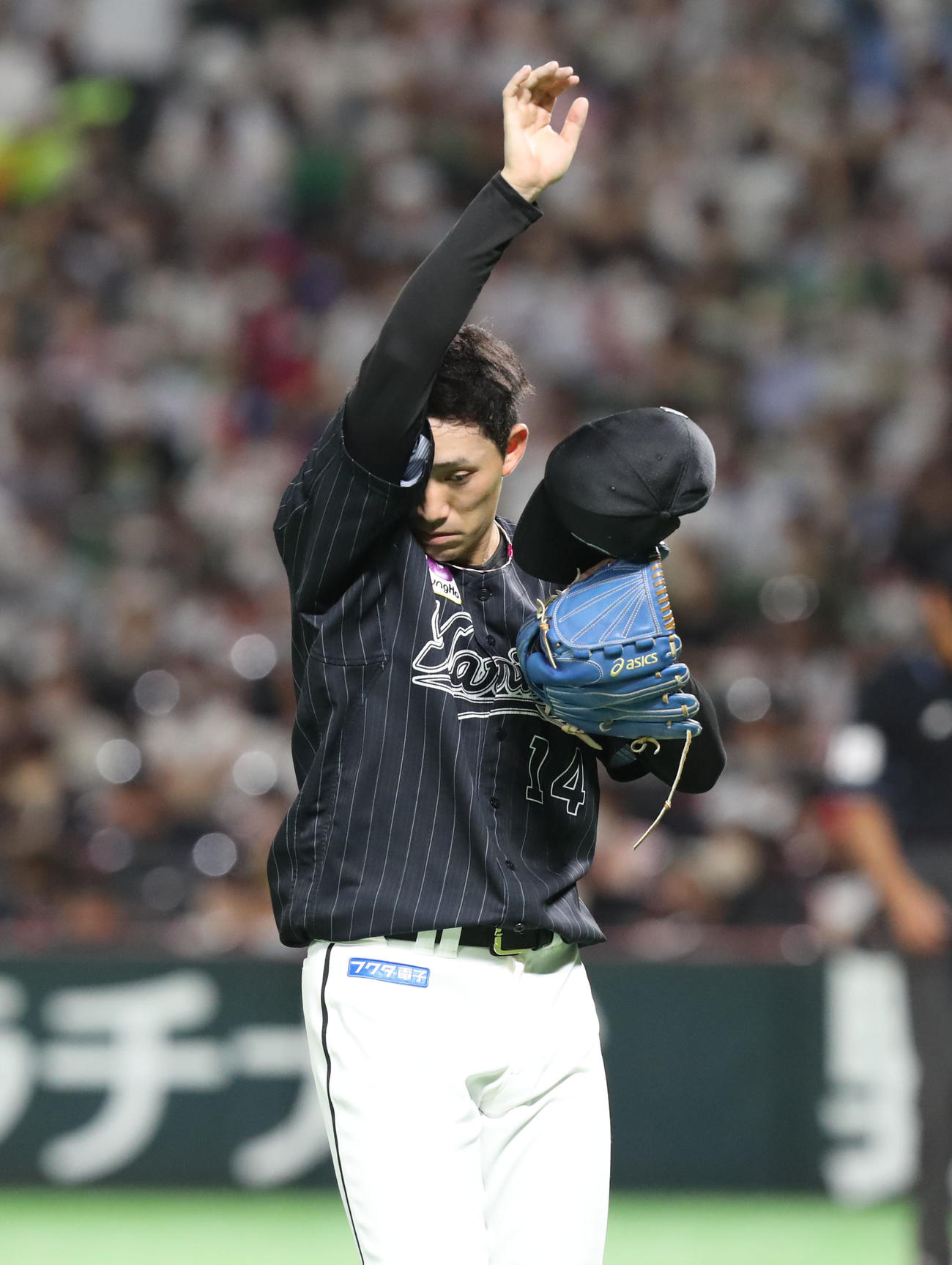 ソフトバンク対ロッテ　4回裏を投げ終え、悔しげな表情でベンチに戻る小島（撮影・屋方直哉）