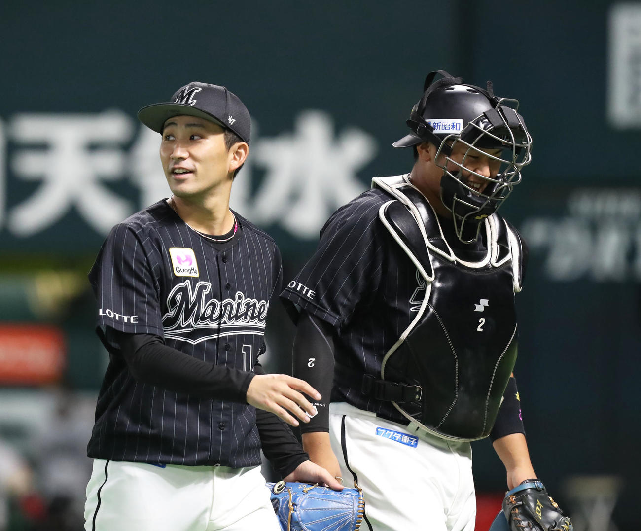 ソフトバンク対ロッテ　2回裏を投げ終え、ベンチに戻る小島（左）と松川（撮影・屋方直哉）