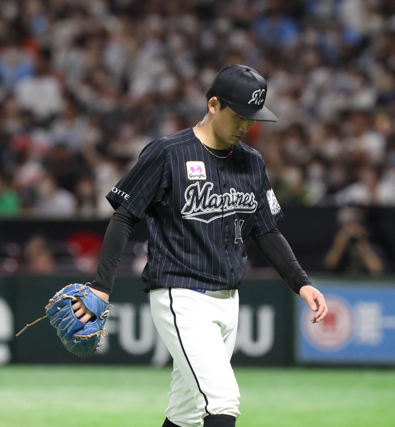 ソフトバンク対ロッテ　3回裏を投げ終え、悔しげな表情でベンチに戻る小島（撮影・屋方直哉）