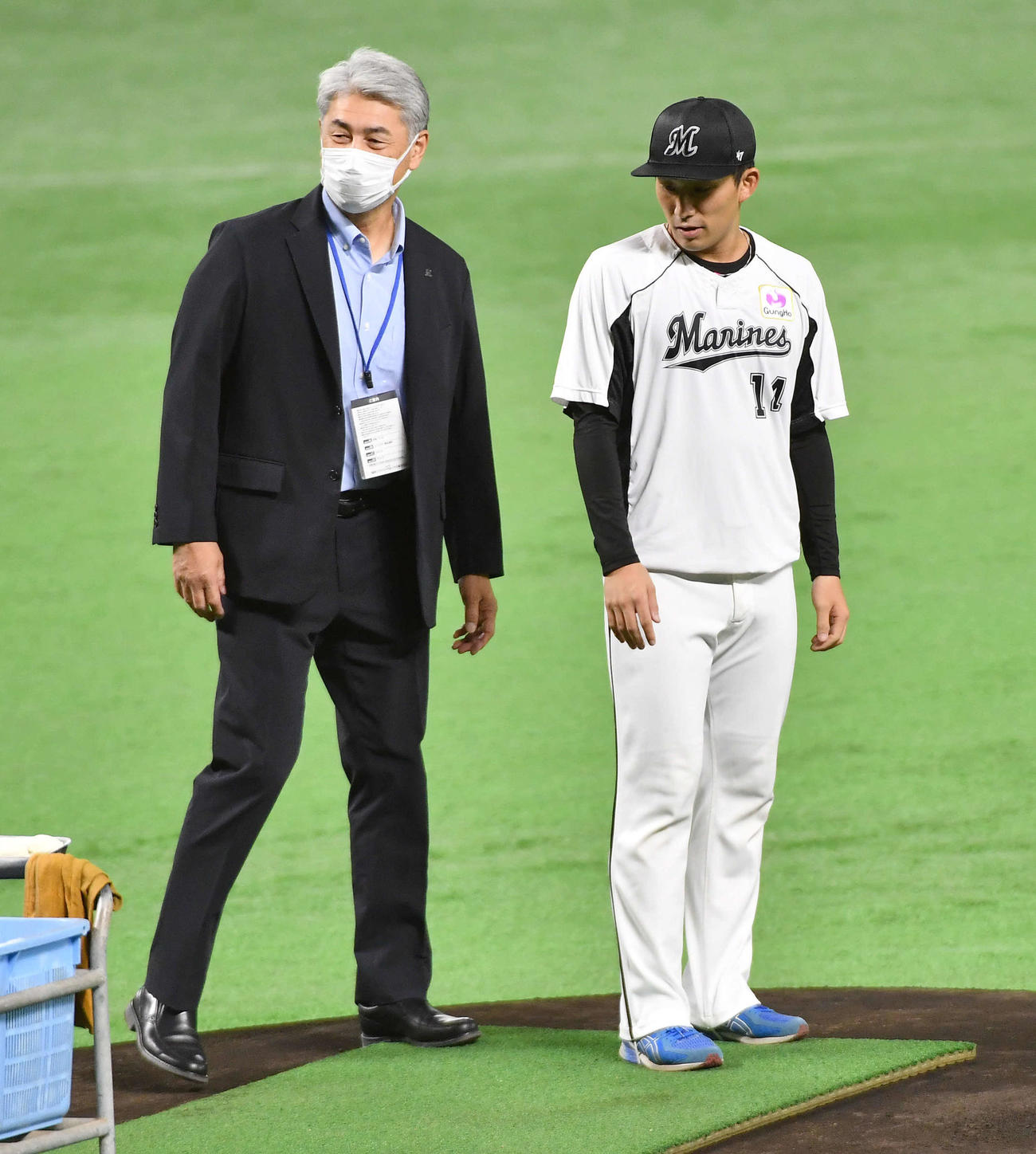 ソフトバンク対ロッテ　ピッチングコーディネーターの吉井氏（左）とマウンドの感触を確かめる小島（撮影・岩下翔太）