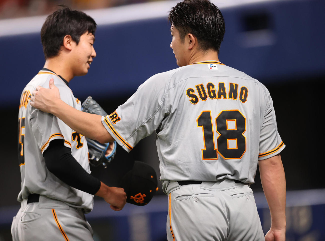 中日対巨人　5回裏途中、降板する畠（左）を迎える菅野（撮影・狩俣裕三）