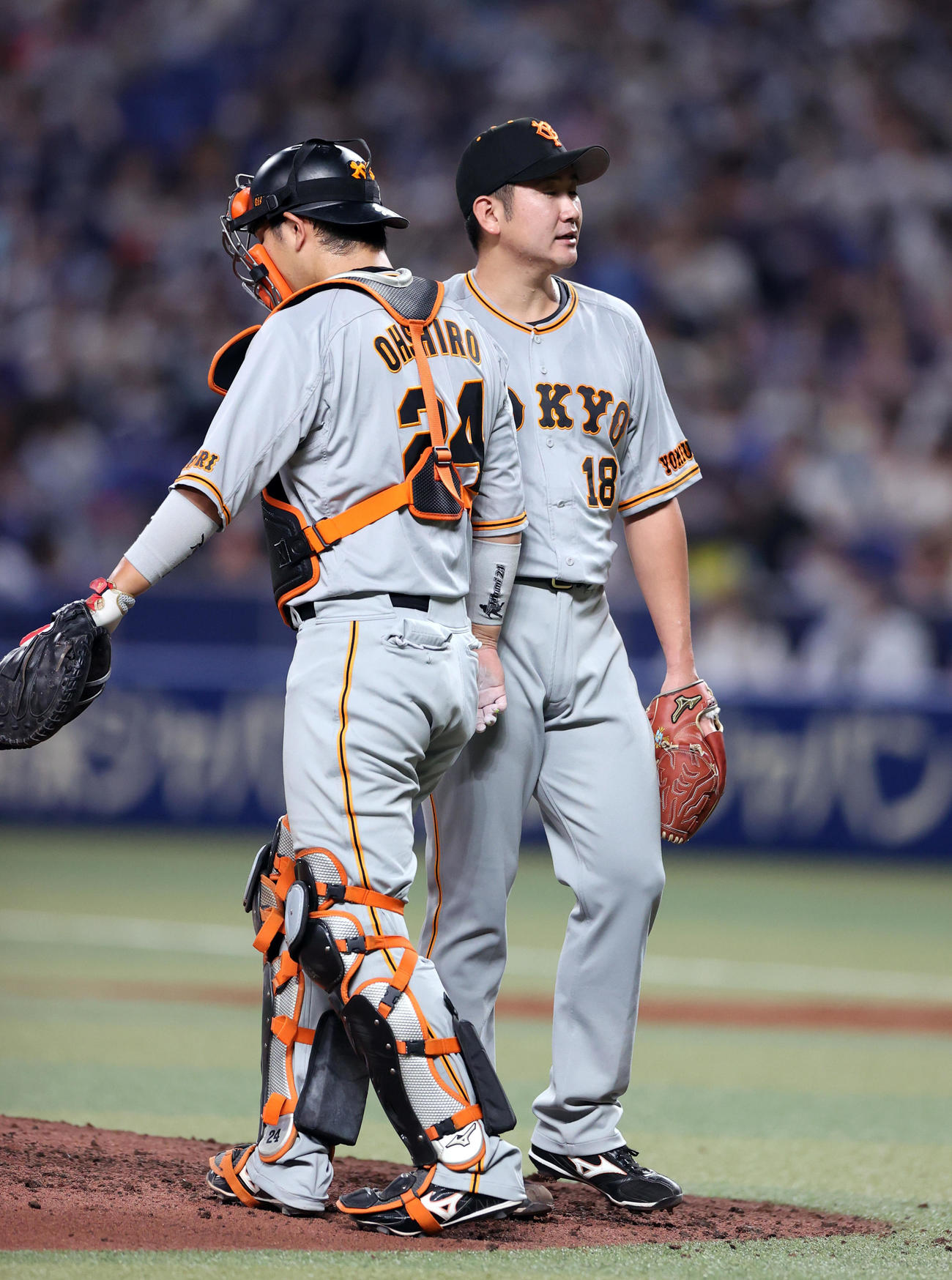 中日対巨人　5回裏途中、降板する菅野（右）。左は大城（撮影・狩俣裕三）
