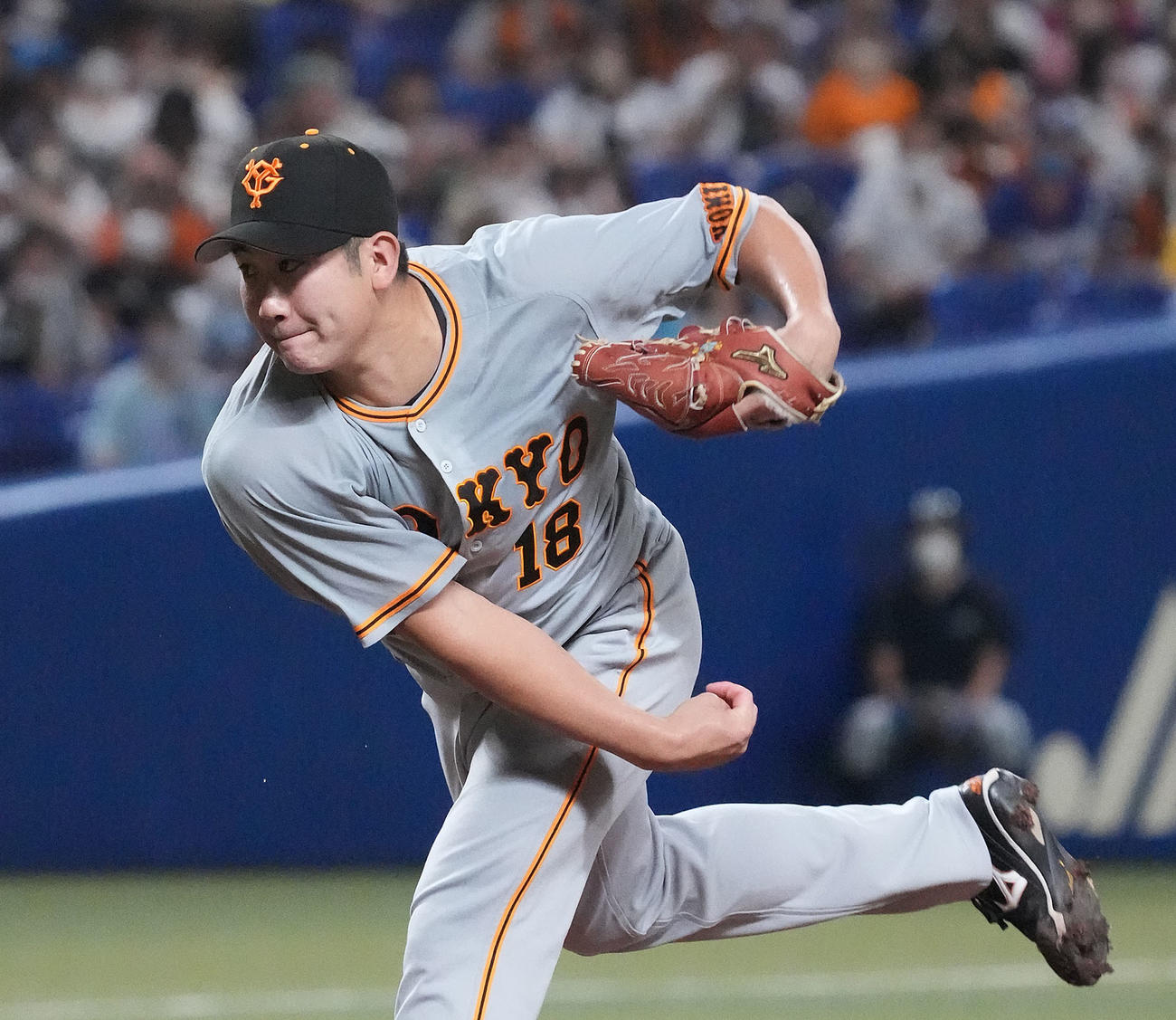 中日対巨人　1回裏、登板する巨人先発の菅野（撮影・森本幸一）