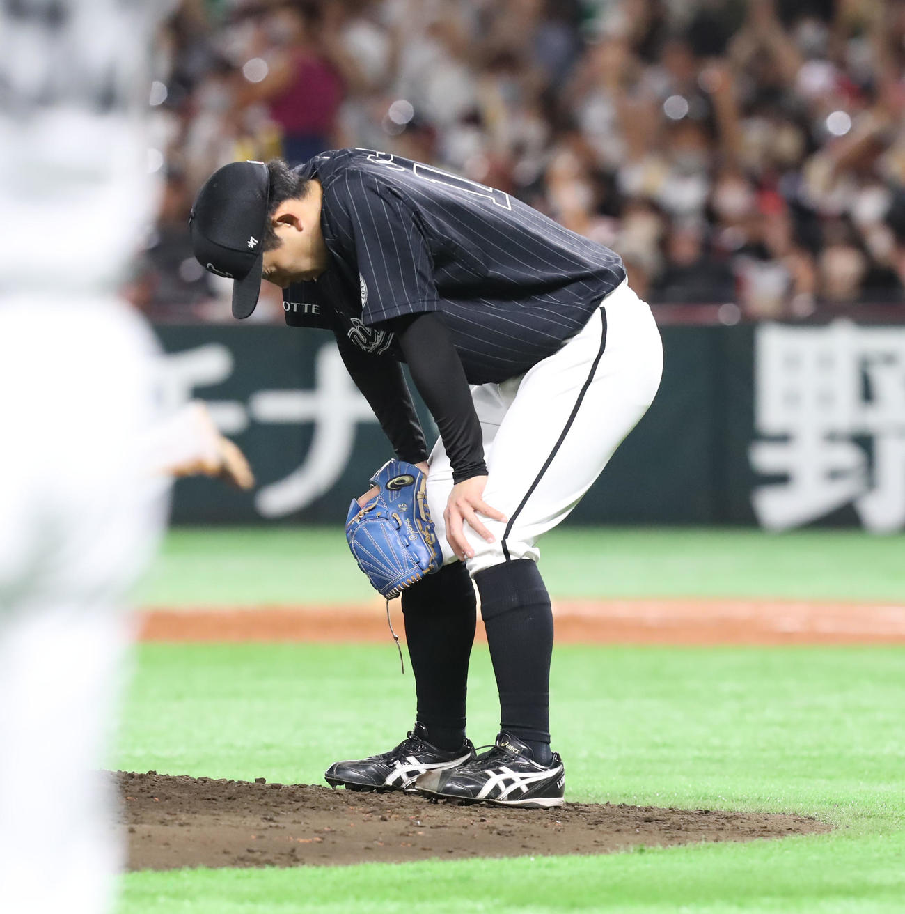 ソフトバンク対ロッテ　4回裏ソフトバンク2死一、二塁、小島は甲斐に左越え3点本塁打を放び肩落とす（撮影・屋方直哉）