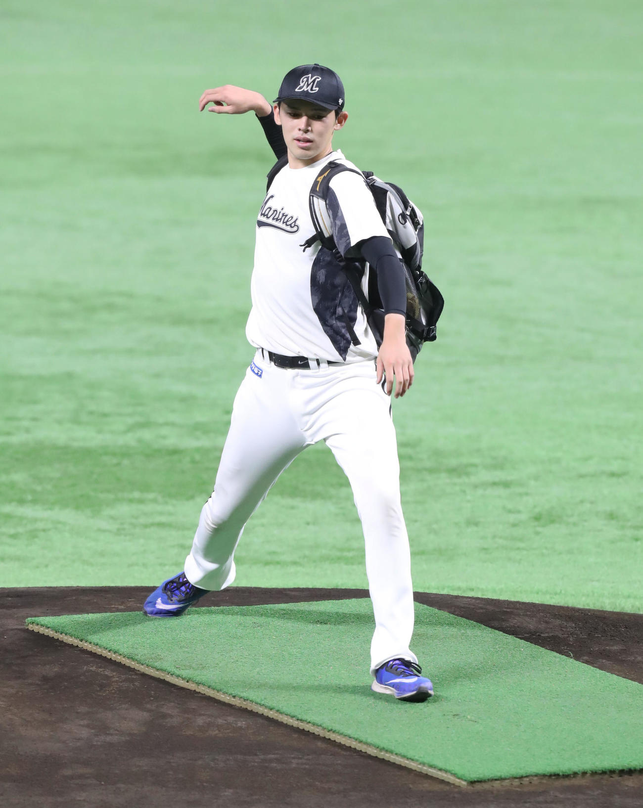ソフトバンク対ロッテ　明日の登板に向け、マウンドを確かめる佐々木朗（撮影・屋方直哉）