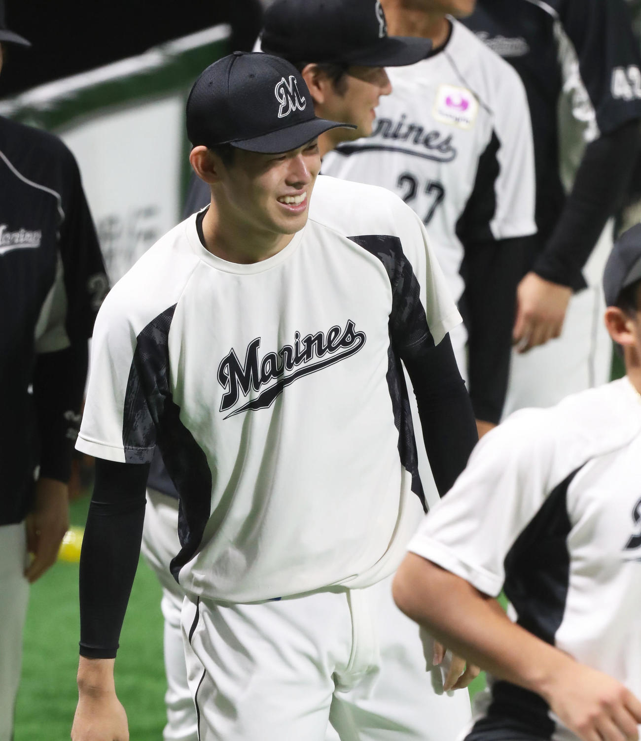 ソフトバンク対ロッテ　試合前の全体練習で笑顔を見せる佐々木朗（撮影・屋方直哉）