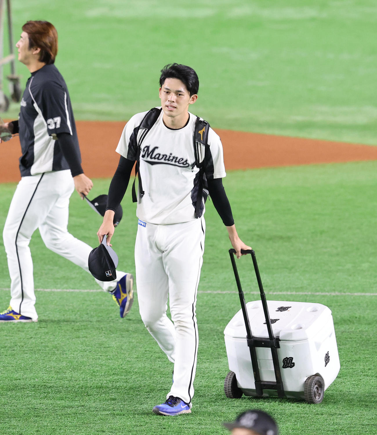 ソフトバンク対ロッテ　クーラーボックスを持って外野へ向かう佐々木朗希（撮影・梅根麻紀）