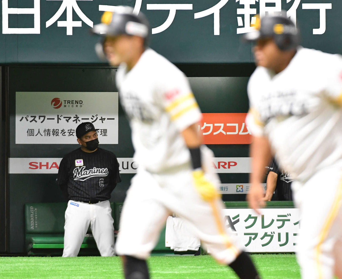 ソフトバンク対ロッテ　5回裏ソフトバンク1死一、三塁、中村晃（手前左）に右越え3点本塁打を打たれ、ベンチで厳しい表情を見せる井口監督（撮影・岩下翔太）