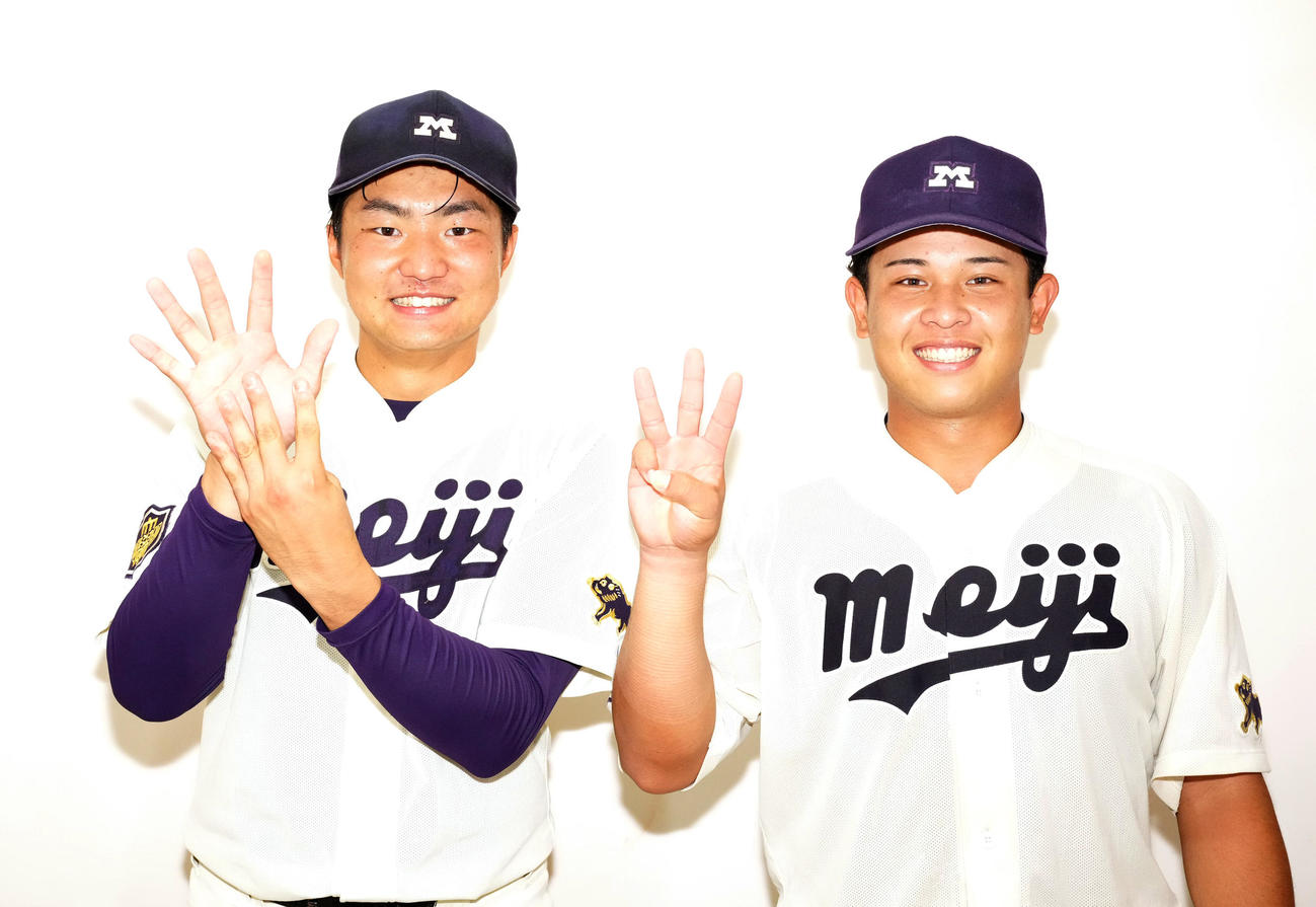 明大対早大　完封勝利を挙げ、球数「93」を2人で見せる明大先発の村田（左）と捕手蓑尾（撮影・江口和貴）