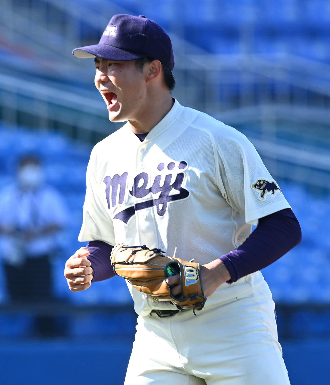 明大対早大　完封勝ちした明大・村田は雄たけびを上げる（撮影・山崎安昭）