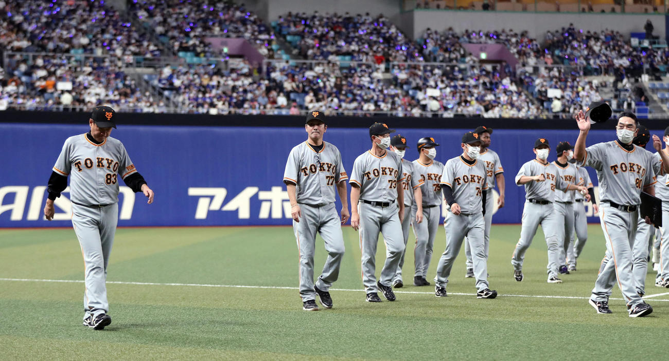 試合後、ファンにあいさつした後、引き揚げる原監督（左端）と巨人の選手たち（撮影・狩俣裕三）