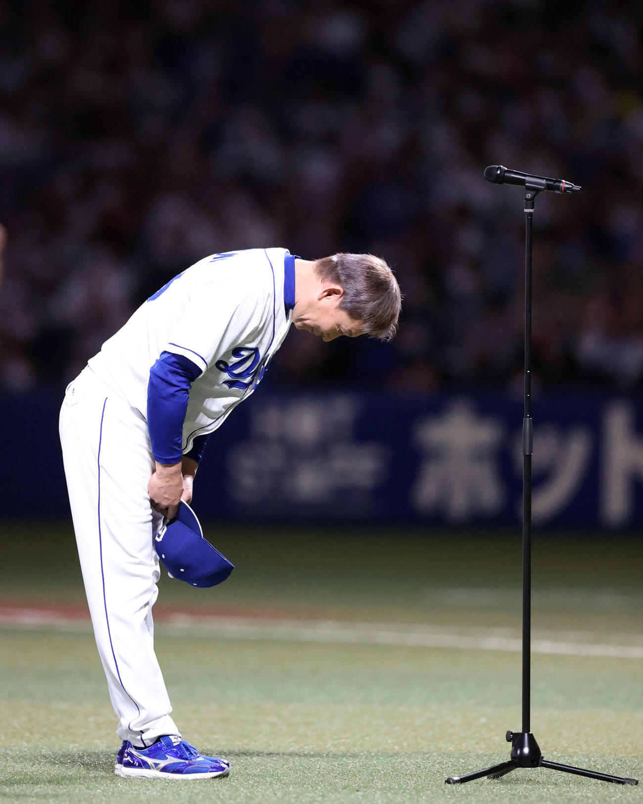 ホーム最終戦セレモニーであいさつし、ファンに深々と一礼する立浪監督（撮影・狩俣裕三）