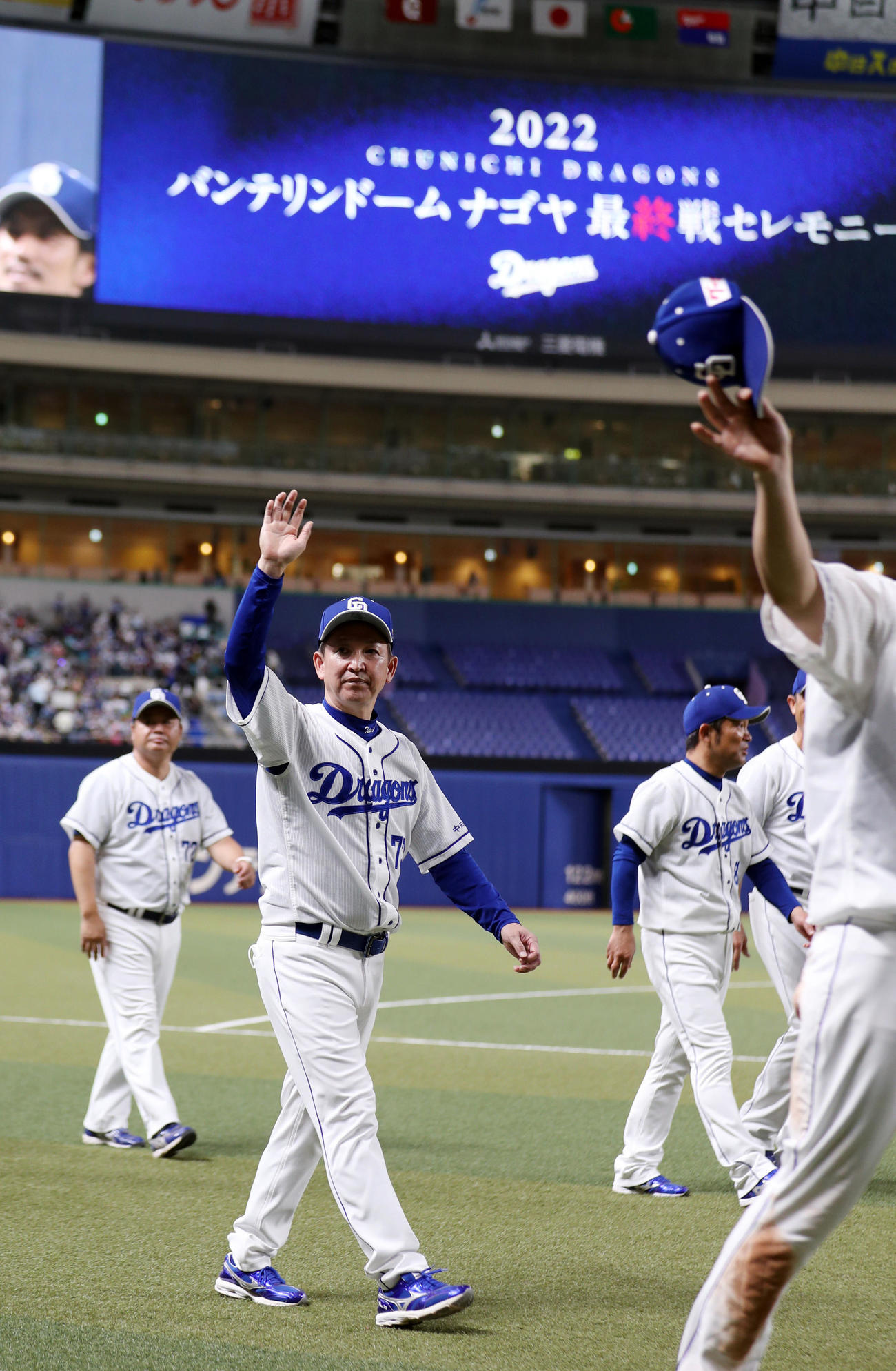 ホーム最終戦セレモニーで場内一周する立浪監督（撮影・狩俣裕三）