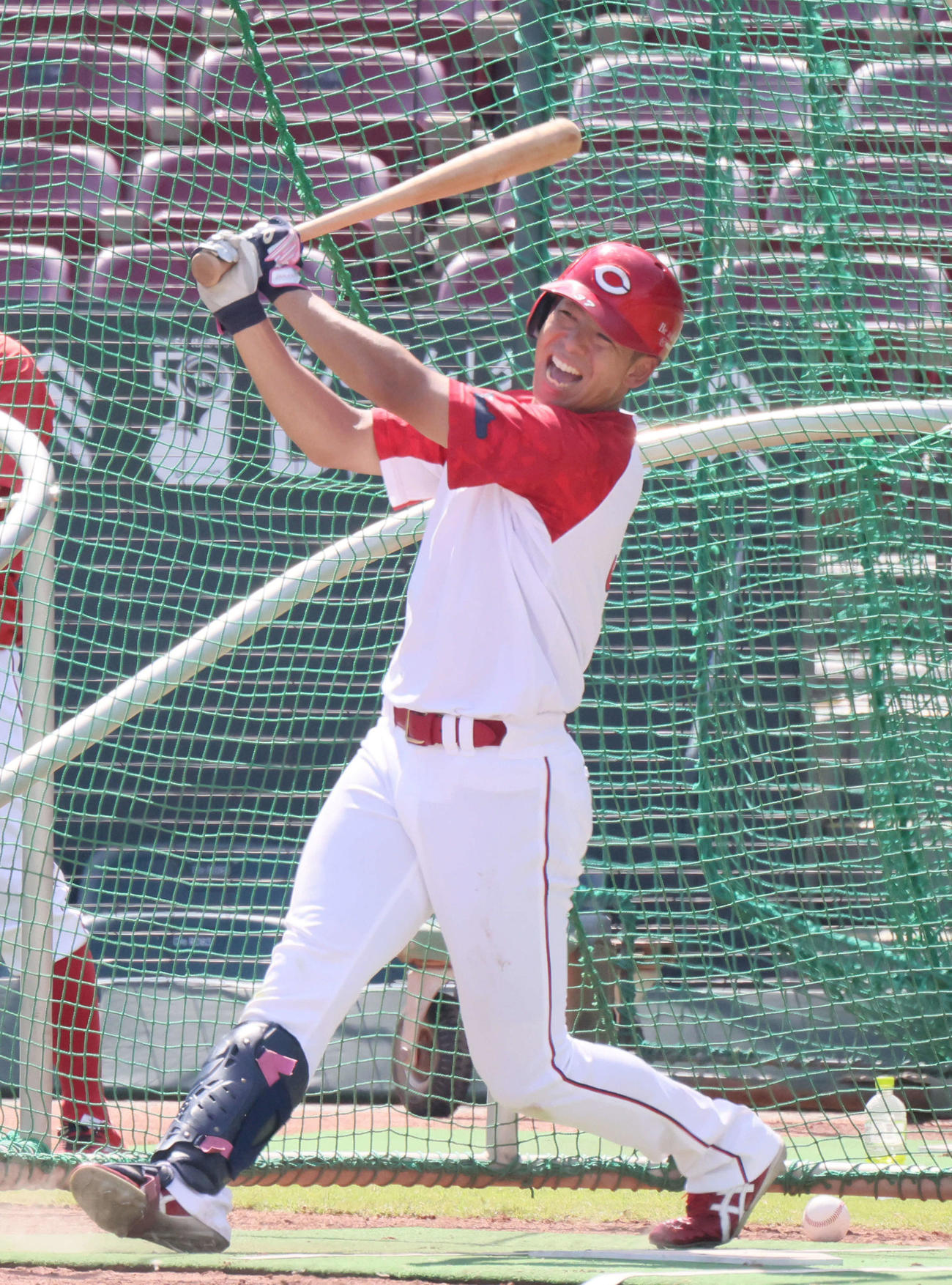 広島全体練習　居残り打撃練習でフルスイングする野間（撮影・加藤孝規）