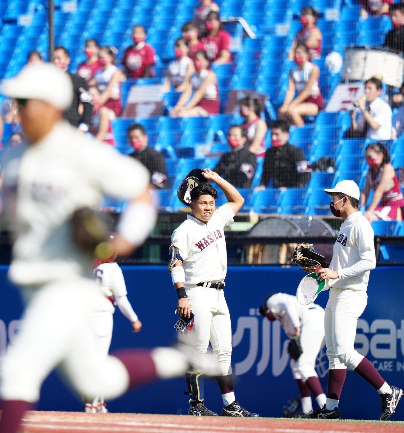 明大対早大　6回裏早大2死二塁、右飛に倒れた蛭間（中央）（撮影・江口和貴）