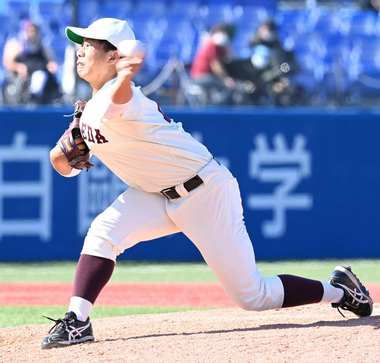 明大対早大　早大2番手で登板する原（撮影・山崎安昭）