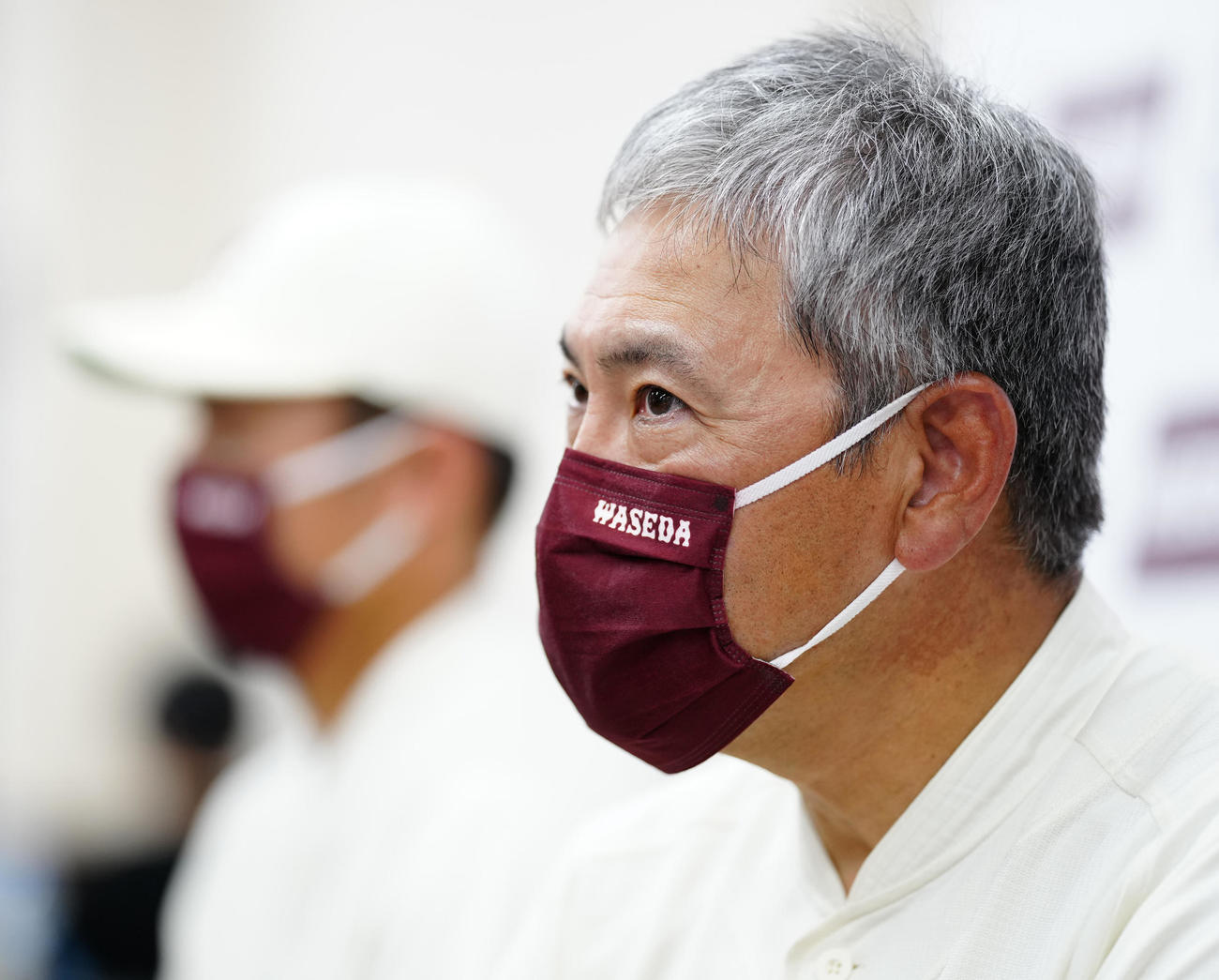 明大対早大　試合後、取材に応じる早大・小宮山監督（撮影・江口和貴）