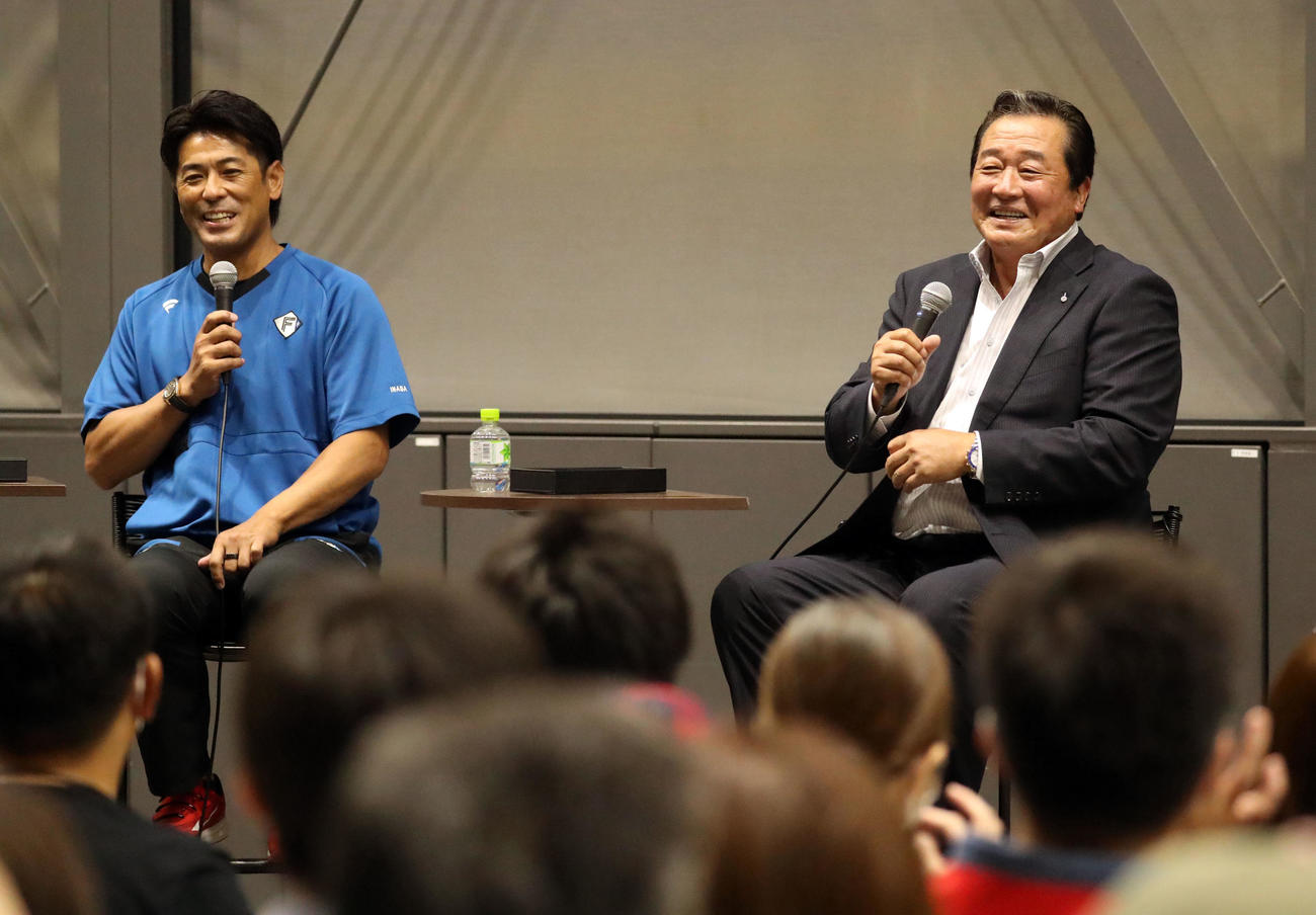 日本ハム対楽天　笑顔でトークをする稲葉GM（左）と元日本ハム監督梨田氏（撮影・佐藤翔太）