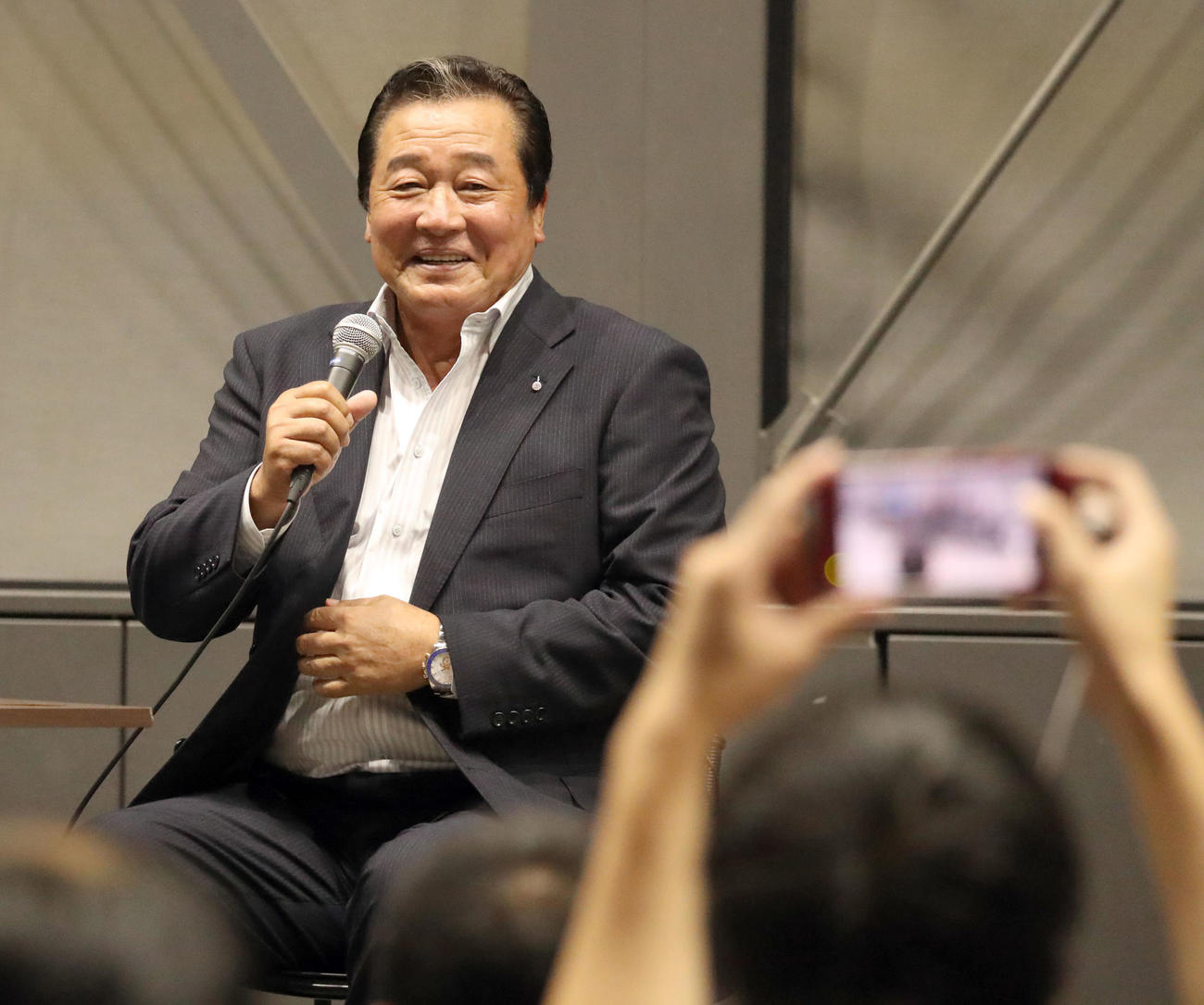 日本ハム対楽天　笑顔でトークをする元日本ハム監督梨田氏（撮影・佐藤翔太）
