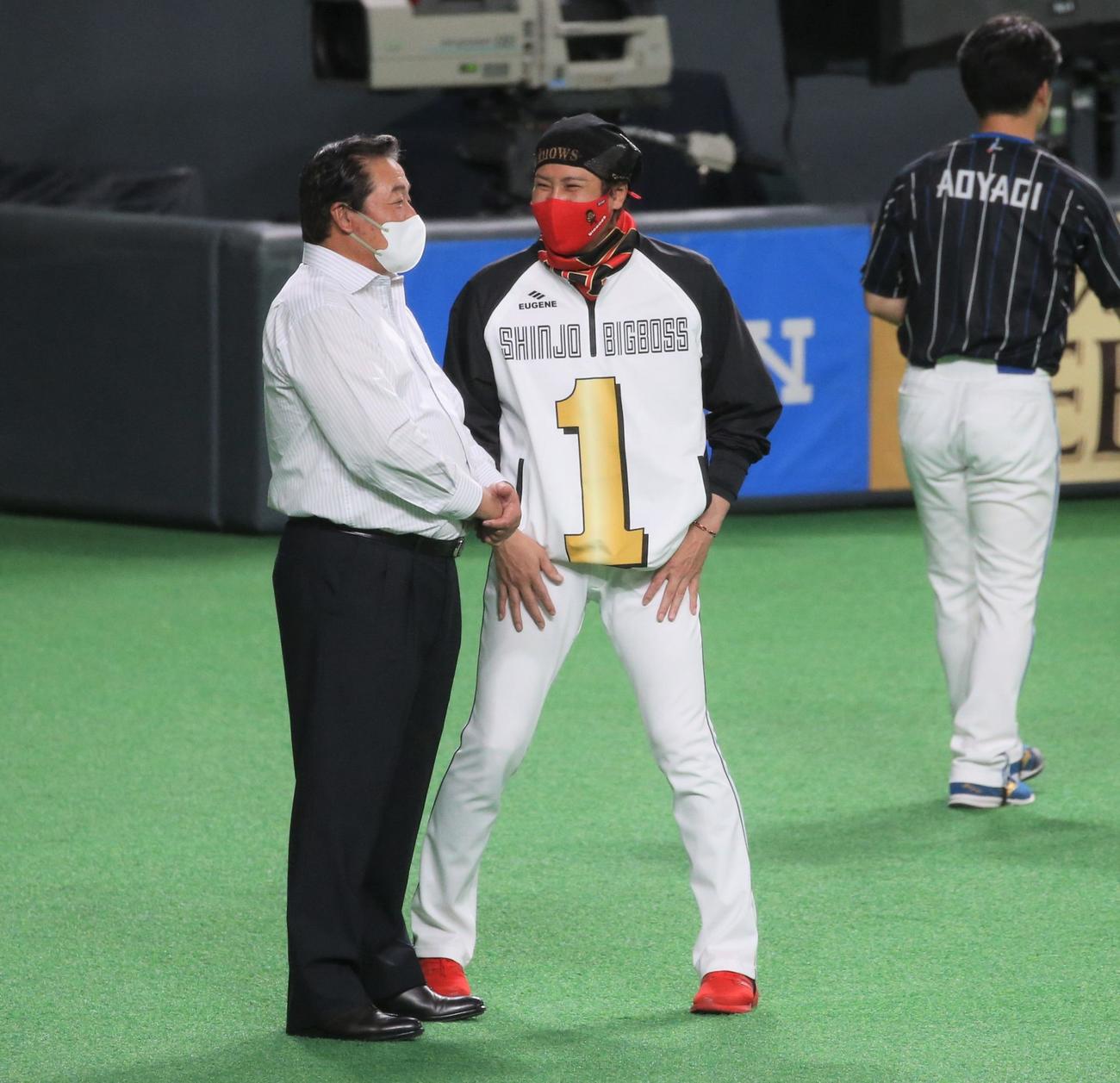 日本ハム対楽天　梨田氏（左）と話す新庄監督（撮影・黒川智章）