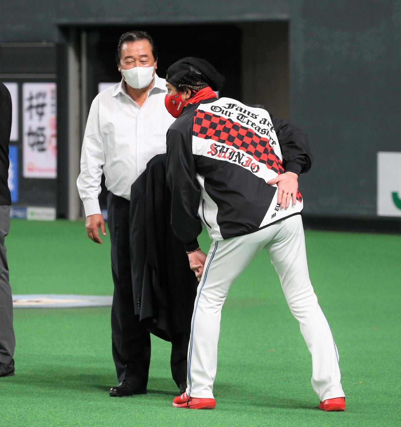 日本ハム対楽天　梨田氏（左）と話す新庄監督（撮影・黒川智章）