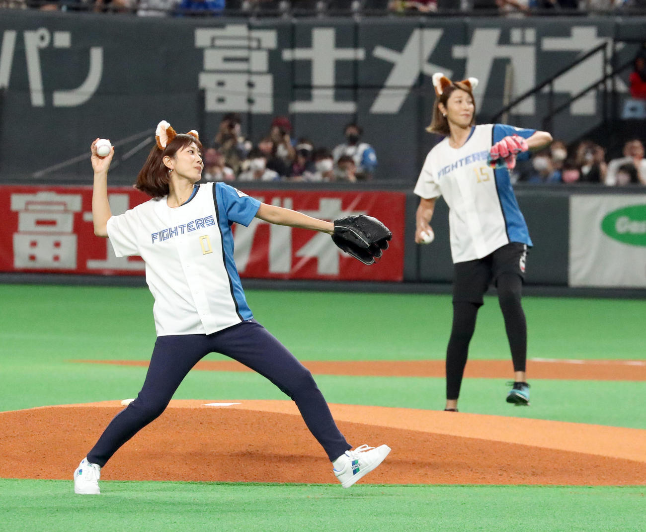 日本ハム対楽天　ファーストピッチセレモニーを務める元バドミントン代表潮田（左手前）と元バレーボール女子代表狩野（撮影・佐藤翔太）