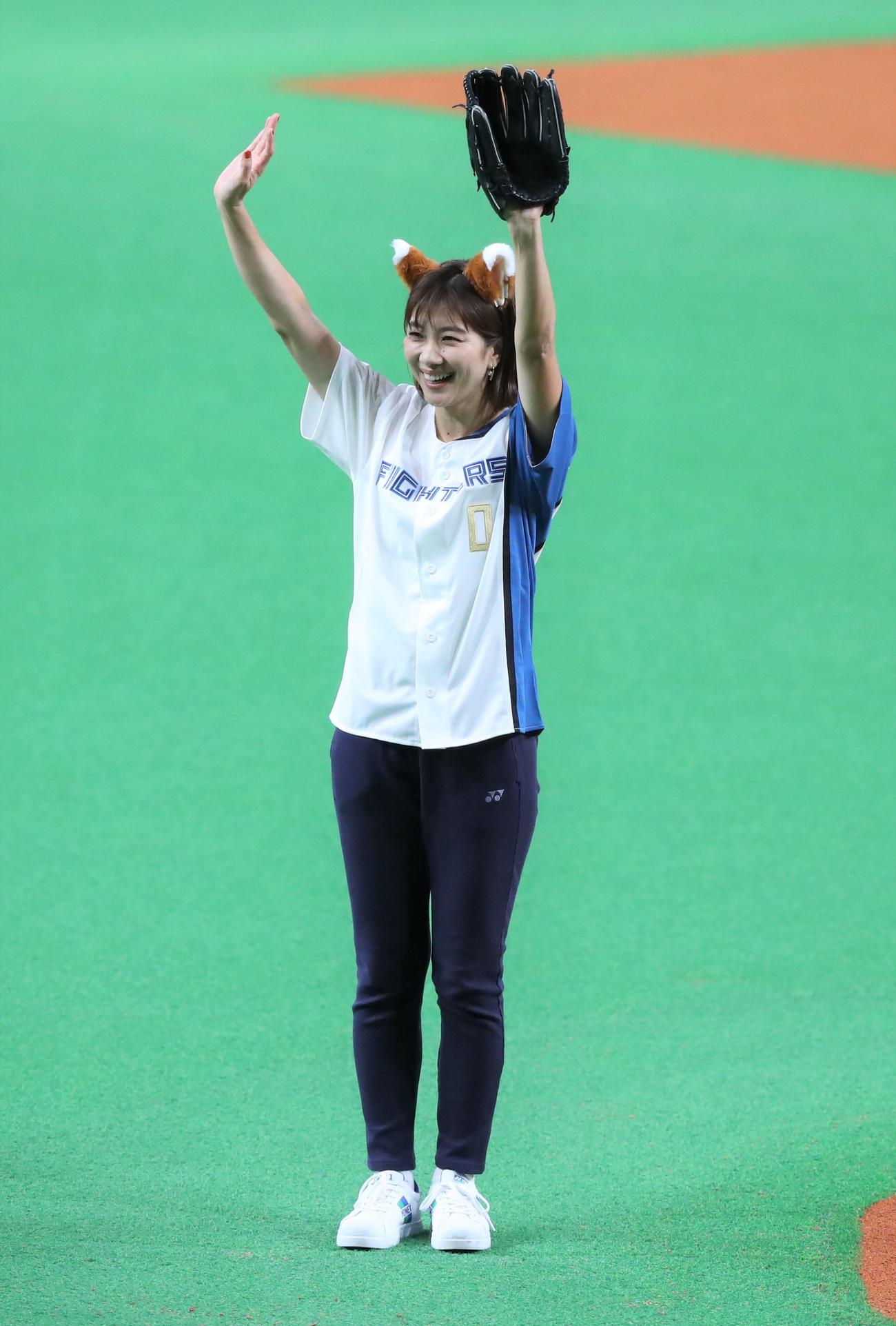 日本ハム対楽天　ファーストピッチセレモニーを務める女子バドミントン元日本代表の潮田氏（撮影・黒川智章）