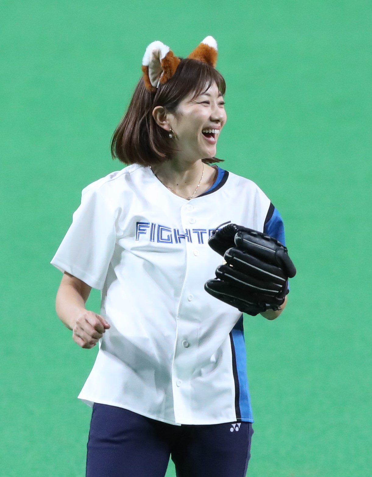 日本ハム対楽天　ファーストピッチセレモニーを務める女子バドミントン元日本代表の潮田氏（撮影・黒川智章）