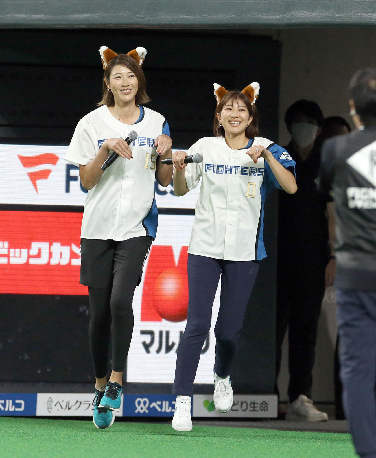 日本ハム対楽天　ファーストピッチセレモニーにきつねの耳をつけて登場する元バレーボール女子代表狩野（左）と元バドミントン代表潮田（撮影・佐藤翔太）