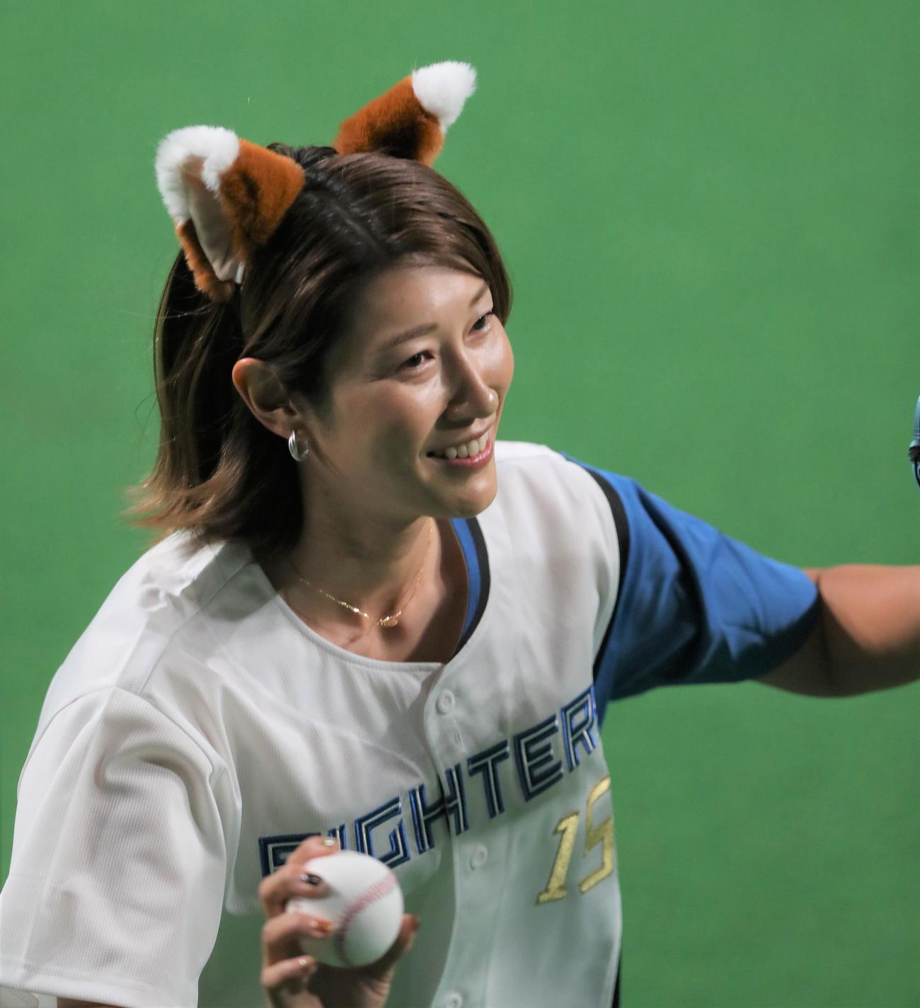 日本ハム対楽天　ファーストピッチセレモニーを務める女子バレーボール元日本代表の狩野氏（撮影・黒川智章）