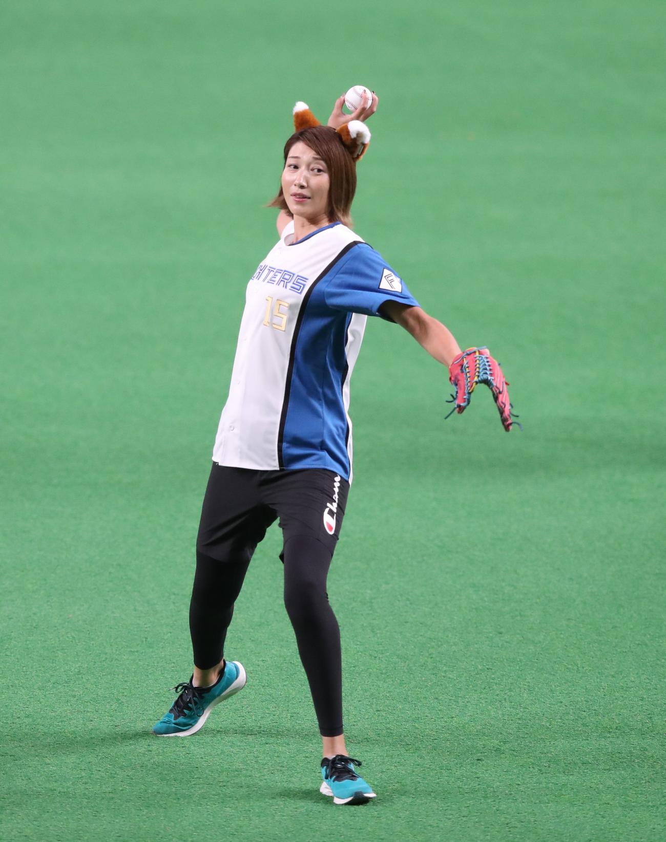 日本ハム対楽天　ファーストピッチセレモニーを務める女子バレーボール元日本代表の狩野氏（撮影・黒川智章）