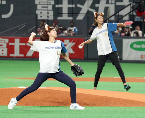 日本ハム 狩野舞子 潮田玲子が始球式に登場 2人ともノーバン投球 きつねダンス も披露 プロ野球 日刊スポーツ 日本ハム 狩野舞子 潮田玲子が始球式に登場 2人ともノーバン投球 きつねダンス も披露 プロ野球 日刊スポーツ