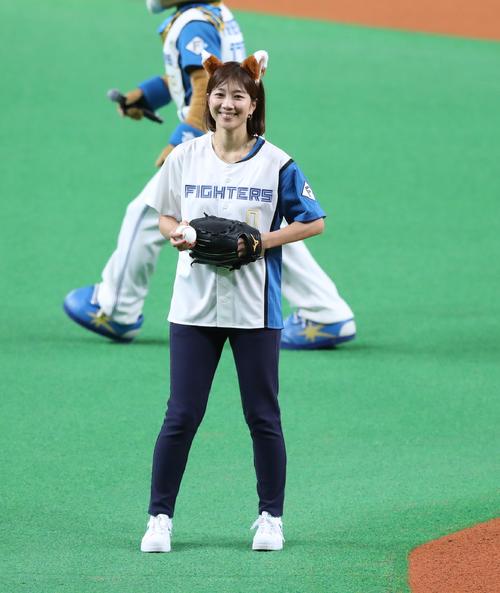 日本ハム 狩野舞子 潮田玲子が始球式に登場 2人ともノーバン投球 きつねダンス も披露 プロ野球写真ニュース 日刊スポーツ 日本ハム 狩野舞子 潮田玲子が始球式に登場 2人ともノーバン投球 きつねダンス も披露 プロ野球写真ニュース 日刊スポーツ