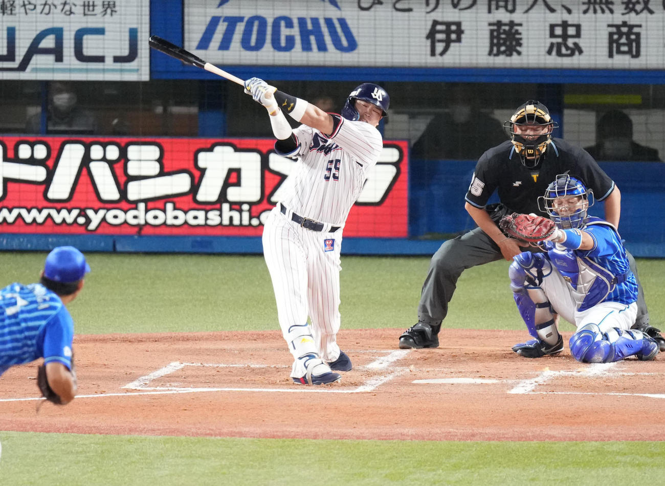 1回裏ヤクルト2死一塁、空振り三振に倒れる村上。投手今永（撮影・鈴木みどり）