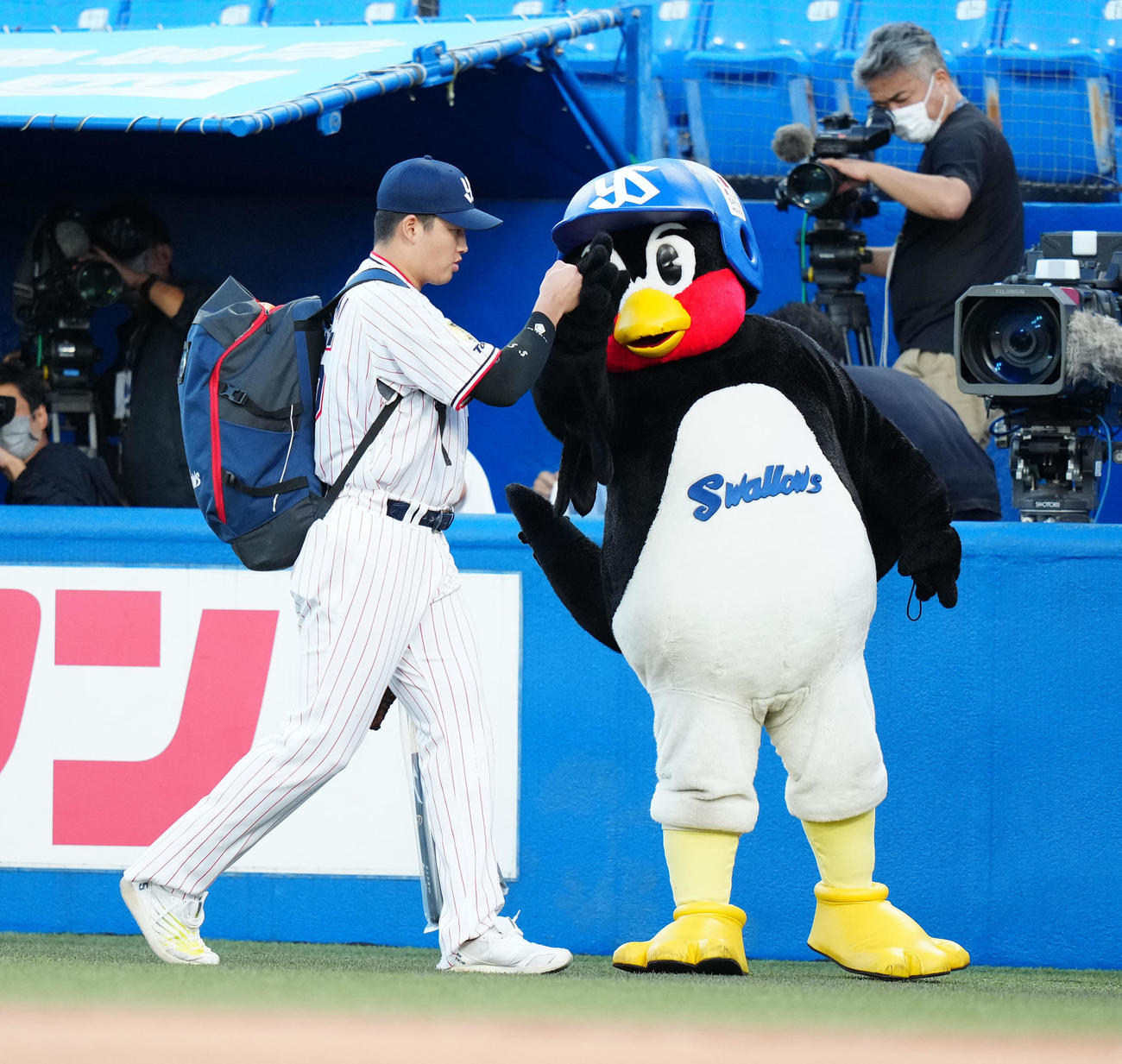 試合前、ヤクルトつば九郎（右）とタッチを交わす村上（撮影・江口和貴）
