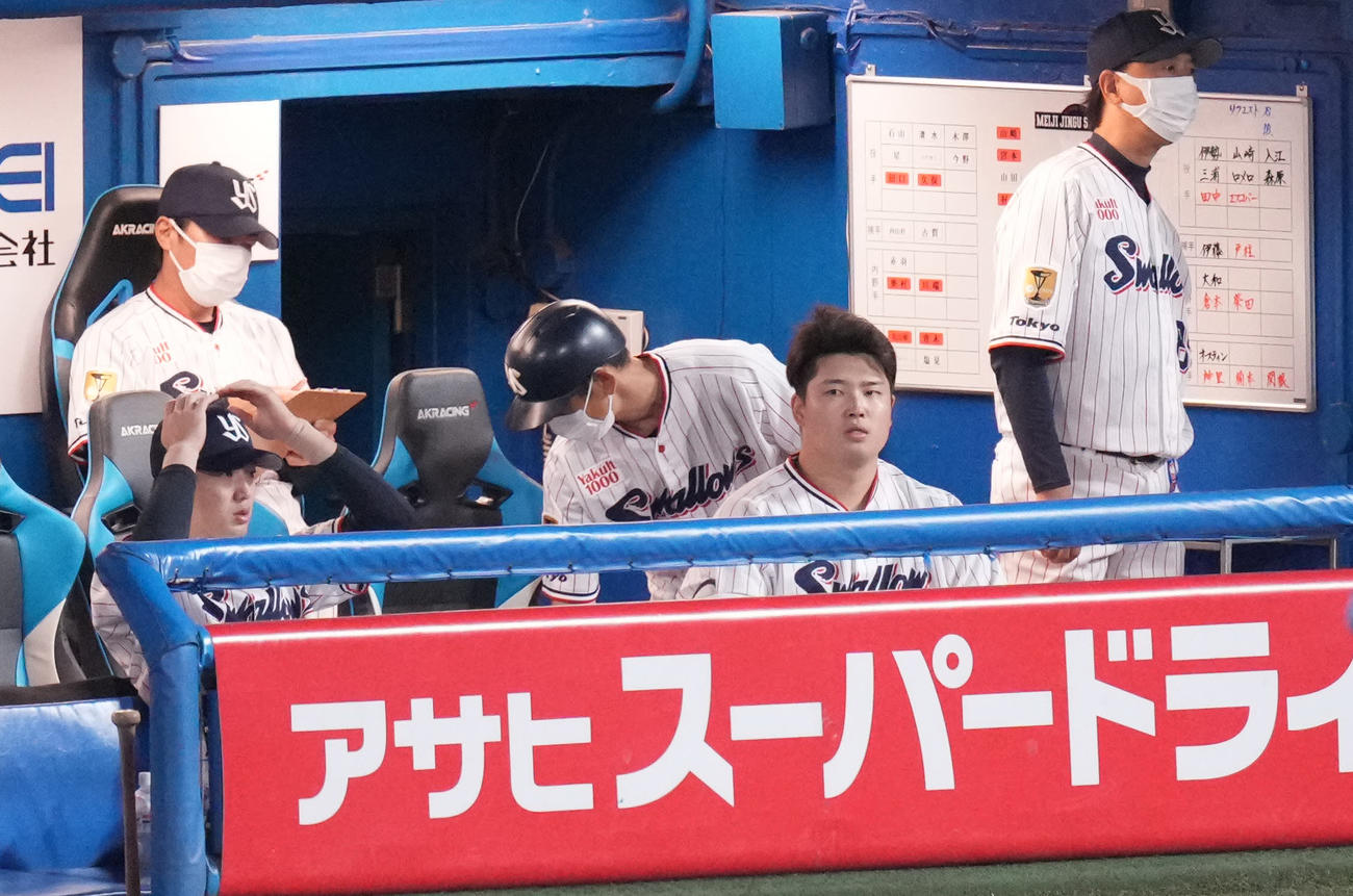  1回裏ヤクルト2死一塁、空振り三振に倒れたの村上（右から2人目）はベンチへ戻り浮かない表情（撮影・鈴木みどり）