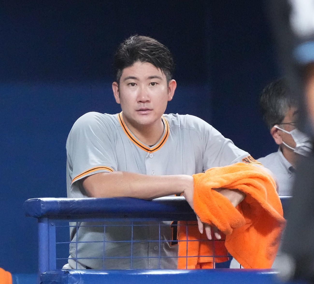中日対巨人　5回裏中日1死一塁、マウンドを降りベンチから試合を見つめる巨人先発の菅野（撮影・森本幸一）
