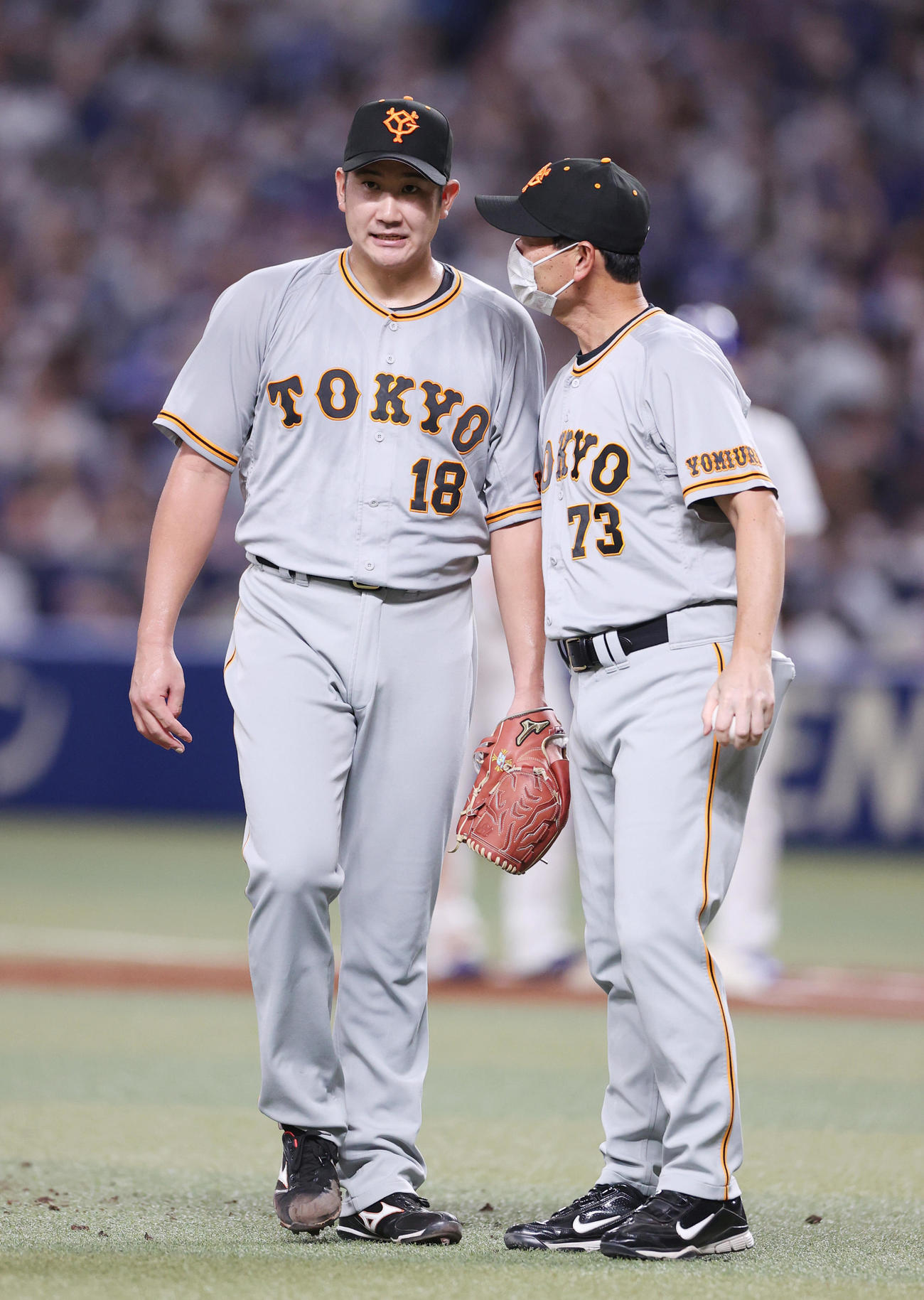 中日対巨人　5回裏途中、降板する菅野（左）。右は桑田投手チーフコーチ（撮影・狩俣裕三）