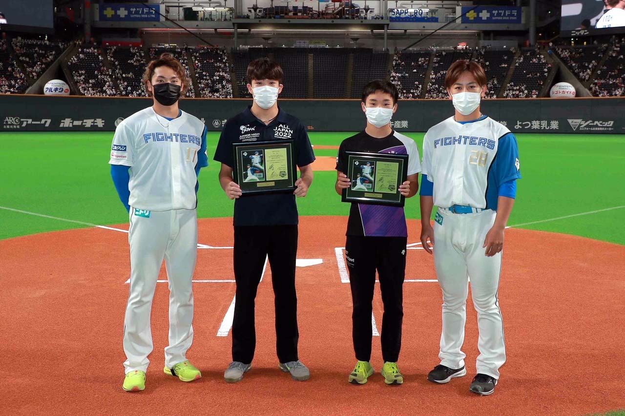 日本ハム対楽天　試合前に表彰を受けた全中競泳2冠の黒田（中央左）と同陸上100メートル王者の舛田（同右）