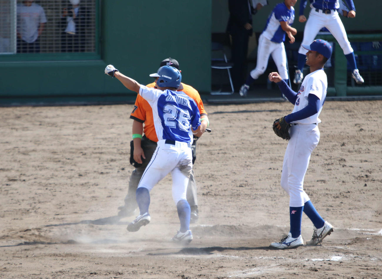 東農大北海道対函館大　7回表東農大北海道1死一、三塁、相手の暴投で先制のホームを踏みガッツポーズする友寄（撮影・山崎純一）