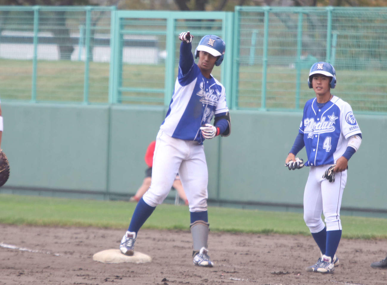 東農大北海道対函館大　8回表東農大北海道1死二、三塁で左前適時打を放ち、ベンチの声援に応える清水（撮影・山崎純一）