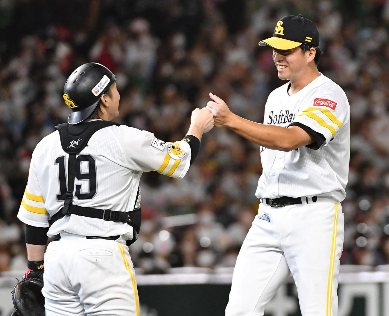 ソフトバンク対ロッテ　復帰登板で試合を締め、甲斐（左）と笑顔でタッチを交わす大関（撮影・岩下翔太）
