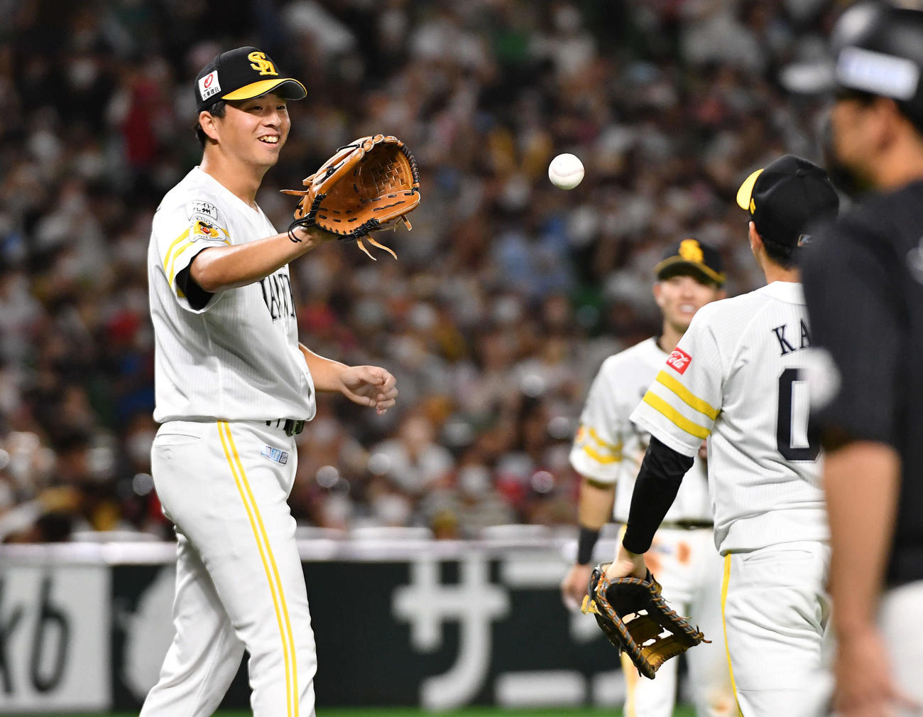 ソフトバンク対ロッテ　復帰登板で試合を締め、川瀬（右）からウイニングボールを受け取る大関（撮影・岩下翔太）