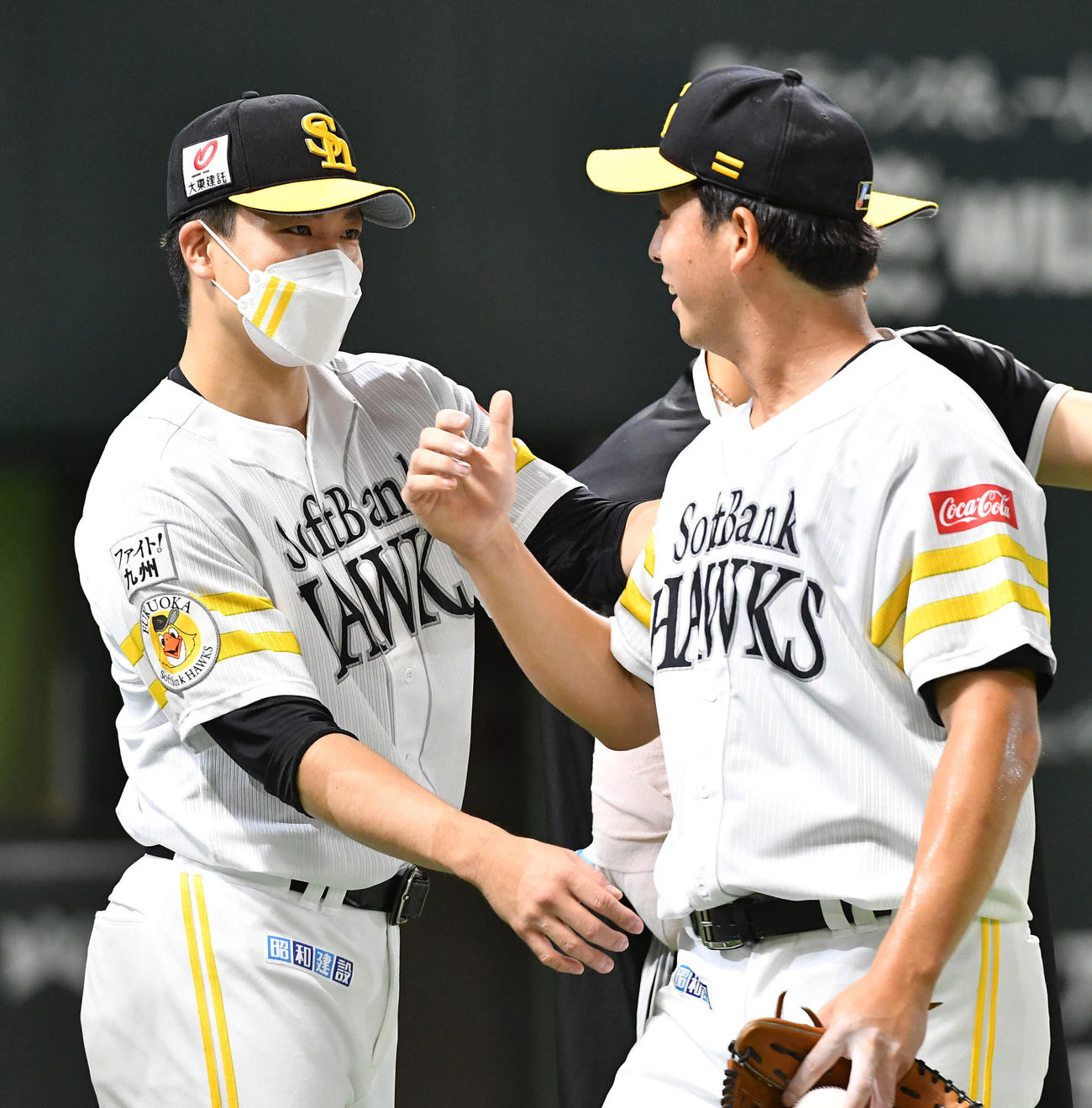 ソフトバンク対ロッテ　復帰登板で試合を締めた大関（右）を笑顔で迎える千賀（撮影・岩下翔太）
