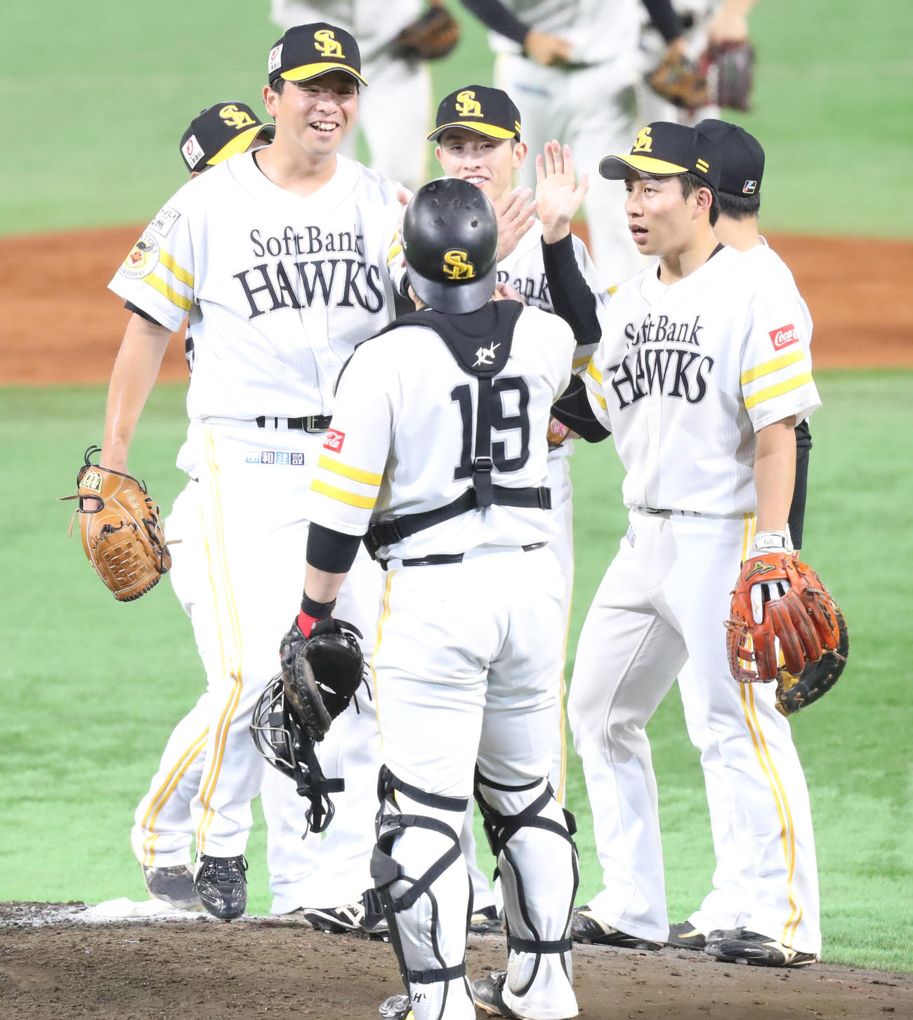 ソフトバンク対ロッテ　8回表から登板し、2イニングを無失点に抑えた大関（左）は、ナインと喜びを分かち合う（撮影・屋方直哉）