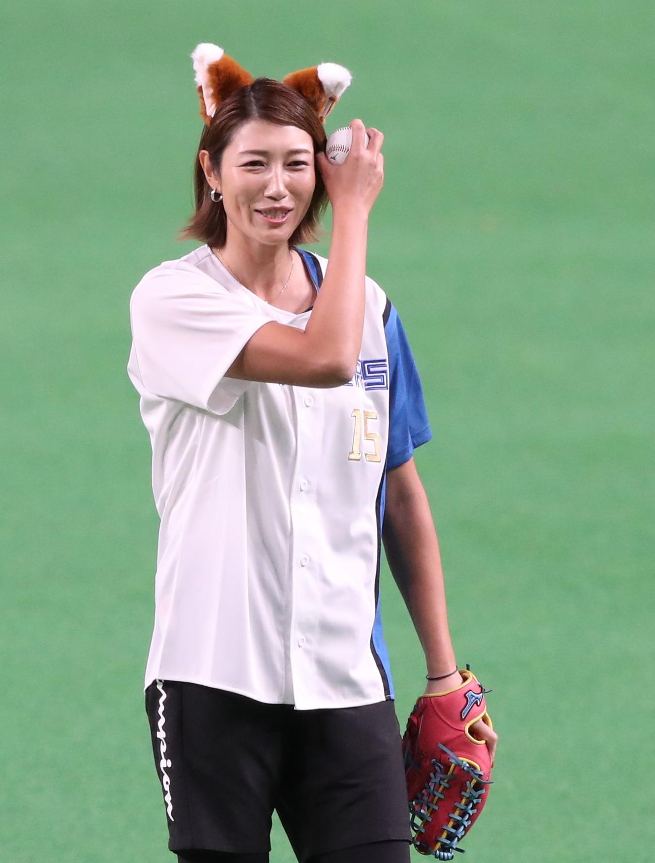 日本ハム対楽天　ファーストピッチセレモニーを務める女子バレーボール元日本代表の狩野氏（撮影・黒川智章）