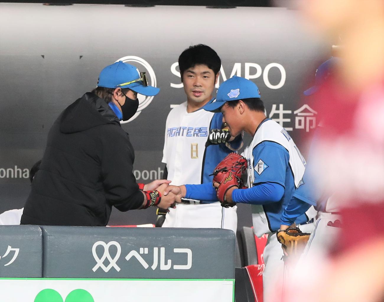 日本ハム対楽天　4回表を無失点に抑えた畔柳（右）とベンチで握手する新庄監督（撮影・黒川智章）