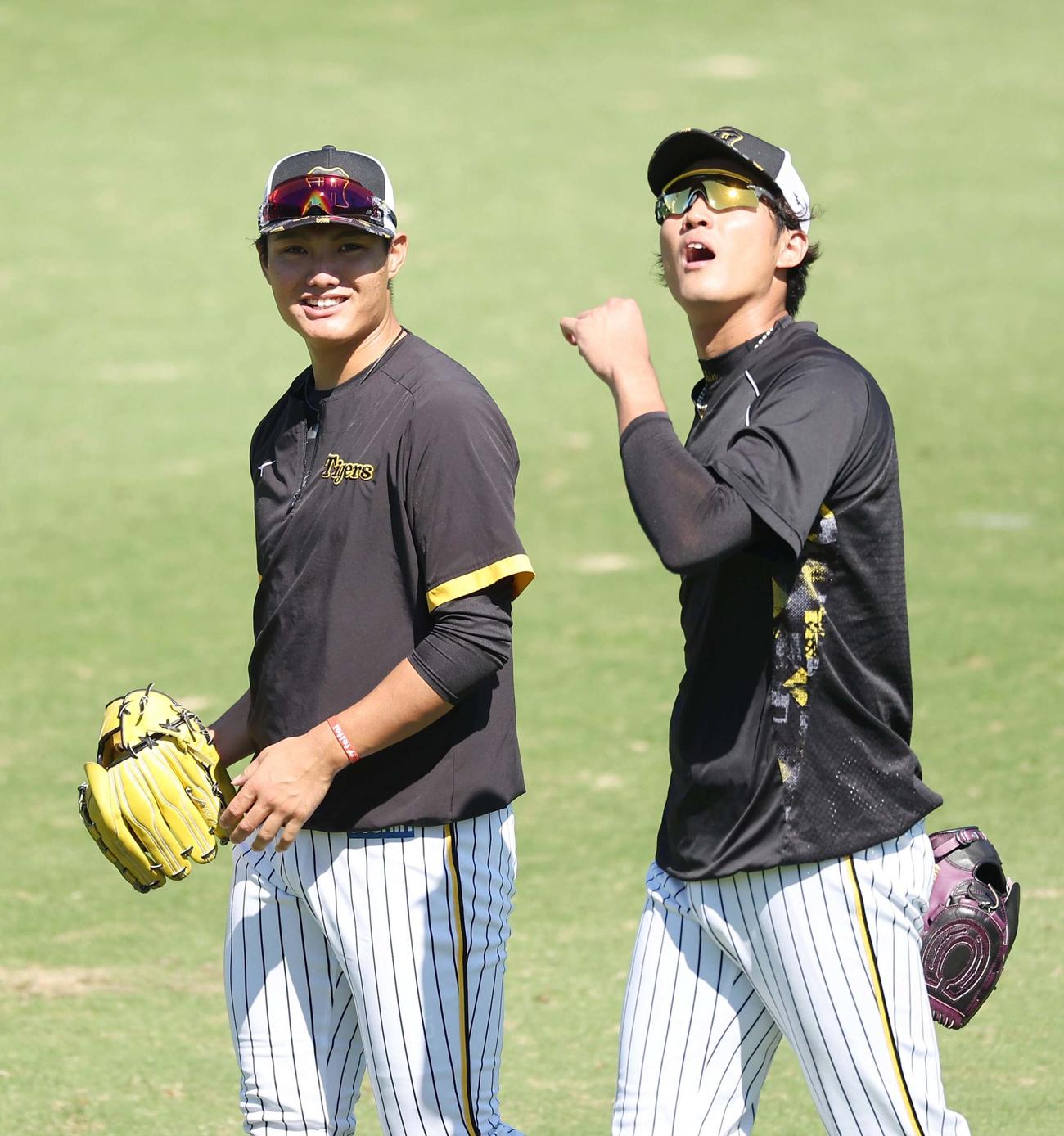藤浪（右）とのキャッチボールを終え笑顔を見せる西純（撮影・上田博志）