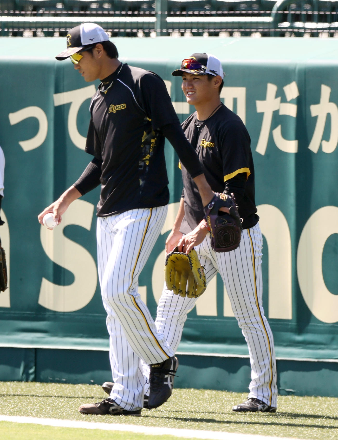 キャッチボールに向かう阪神藤浪（手前）と西純（撮影・上山淳一）