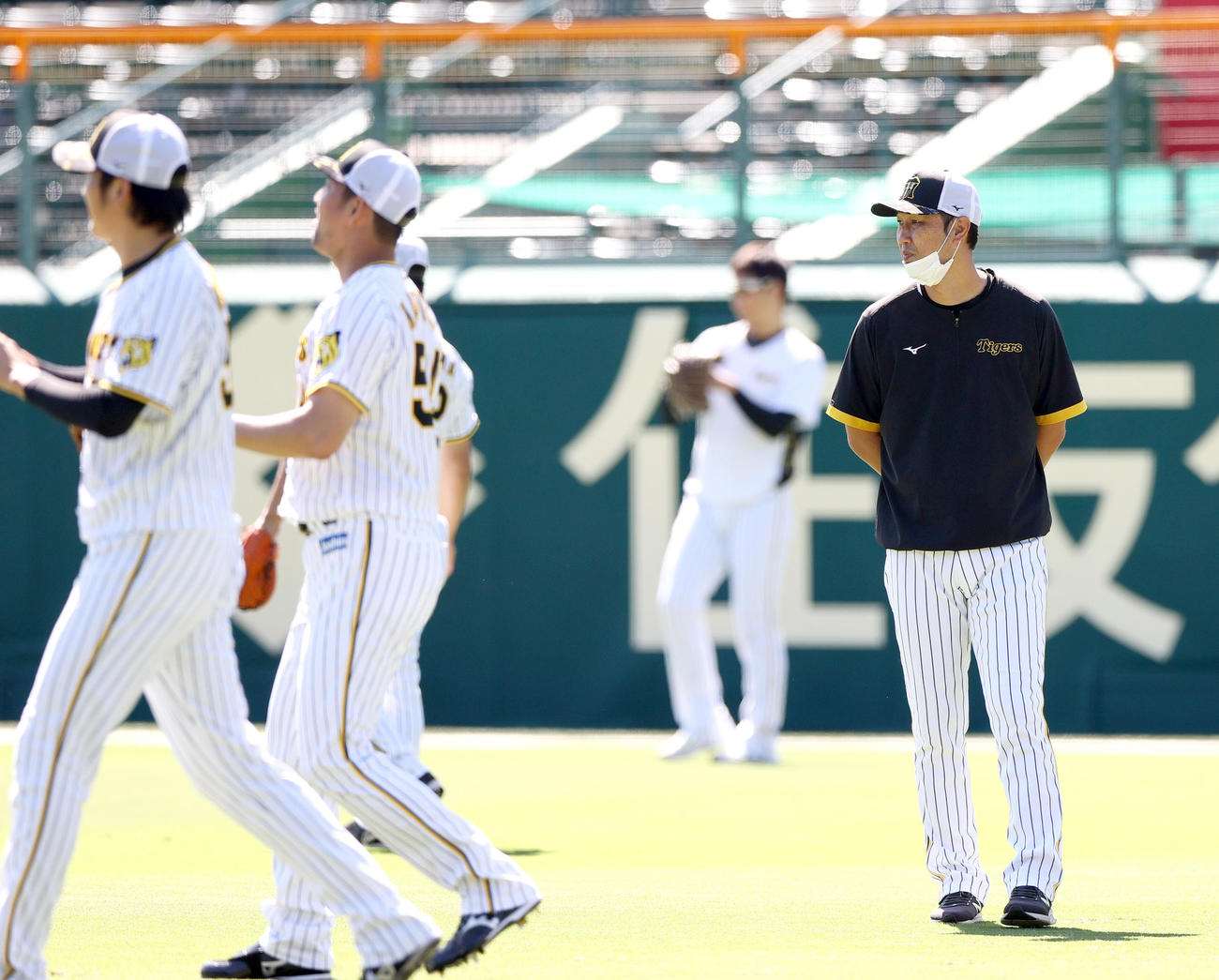 投手陣を確認する阪神金村投手コーチ（撮影・上山淳一）